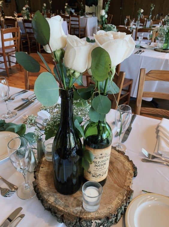 5 arranjo de mesa com garrafas de vinho e flores