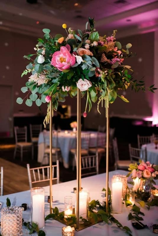 56 arranjo alto de flores para decorar mesa de casamento