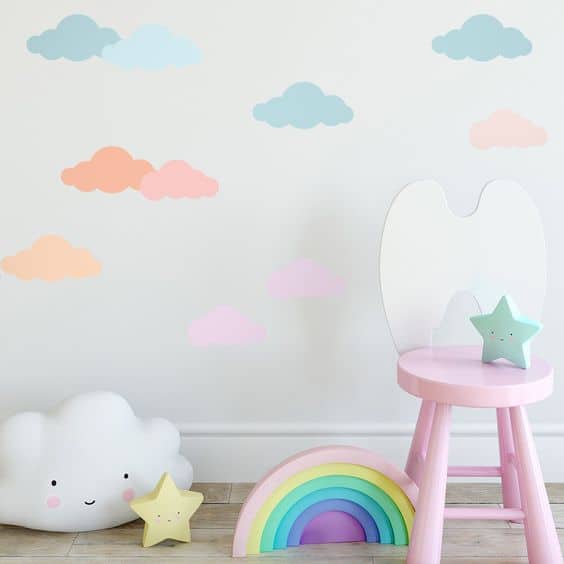 57 quarto infantil com adesivos de nuvens coloridas