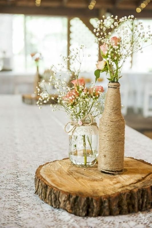 7 arranho de mesa simples com garrafa e flores