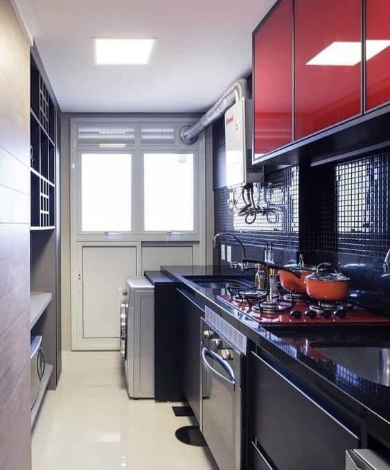 7 cozinha com pastilha preta e armarios vermelhos