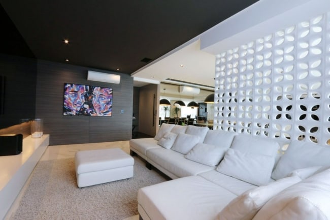 7 decoracao moderna de sala com sofa em L branco