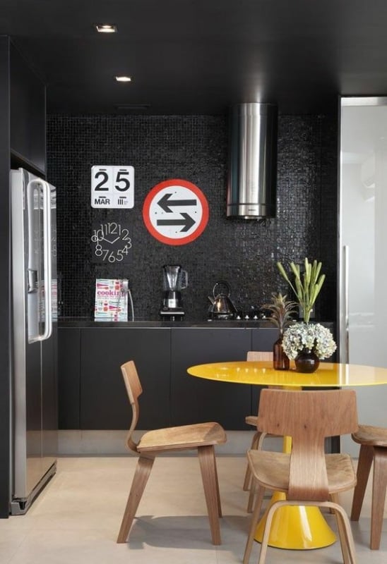 8 cozinha moderna com pastilha preta na parede