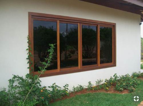 janela de madeira retangular