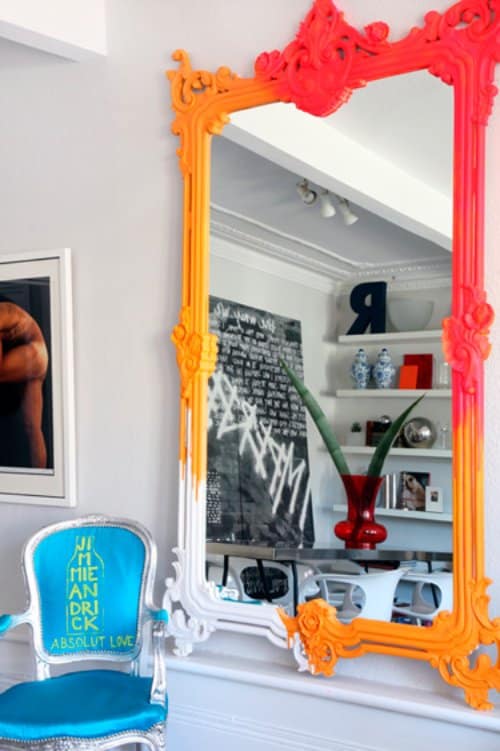 1 decoracao com espelho retro grande e colorido