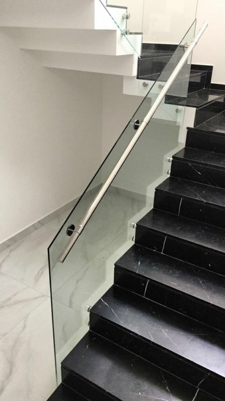 1 escada com guarda corpo de vidro e corrimao de inox