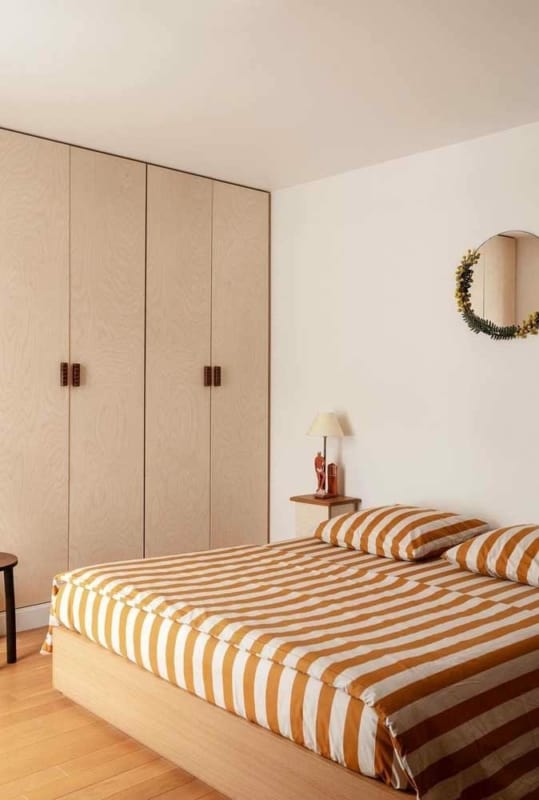 1 quarto decorado com cama turca