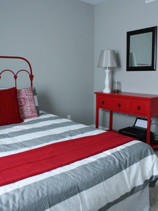 10 quarto decorado em vermelho e cinza