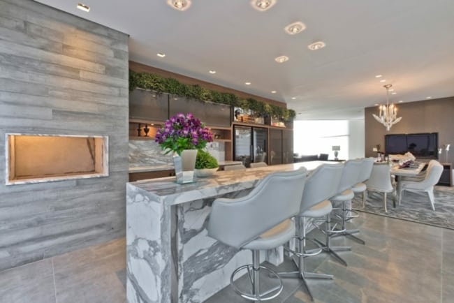 12 cozinha moderna com balcao americano de marmore calacata Projeto de Fernanda Borio