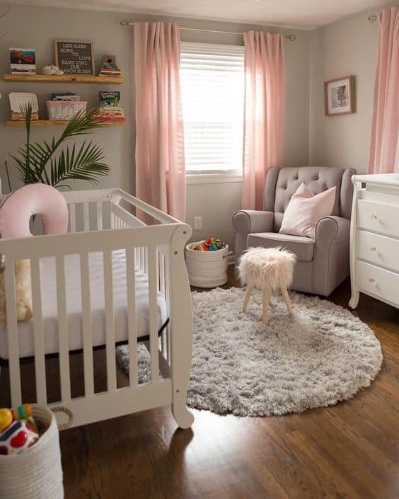 14 quarto de bebe com tapete felpudo redondo