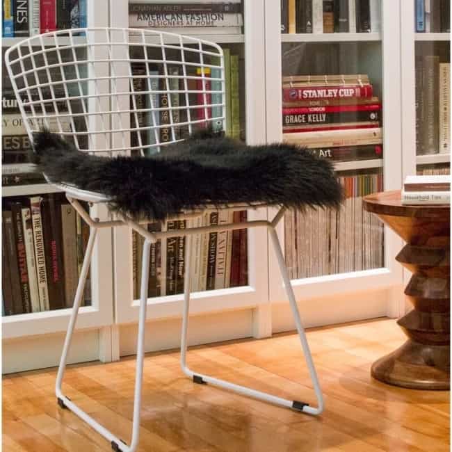 15 cadeira aramada com pelego preto Pinterest