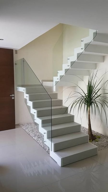 18 escada com guarda corpo de vidro