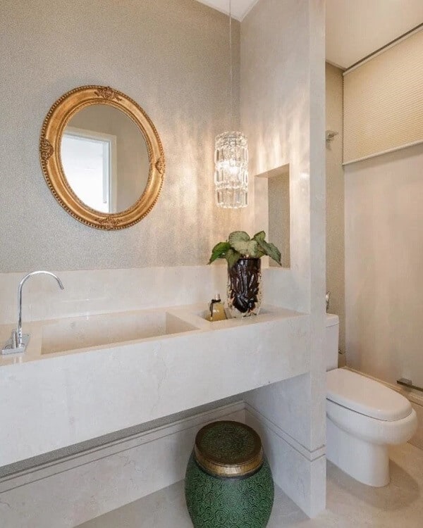 19 banheiro com espelho redondo de moldura dourada