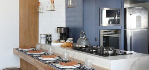 26 cozinha moderna com bancada americana de madeira Casa de Valentina