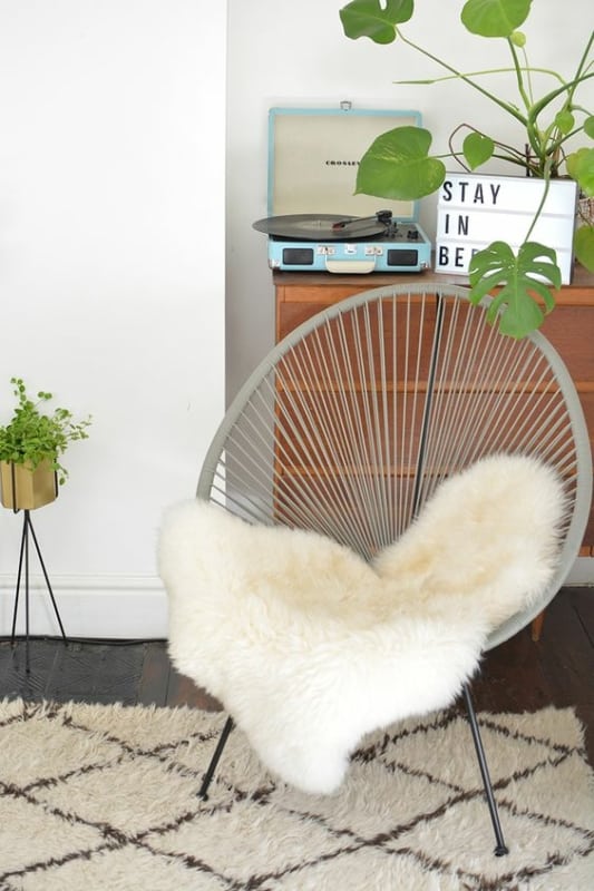 28 cadeira acapulco decorada com pelego Pinterest