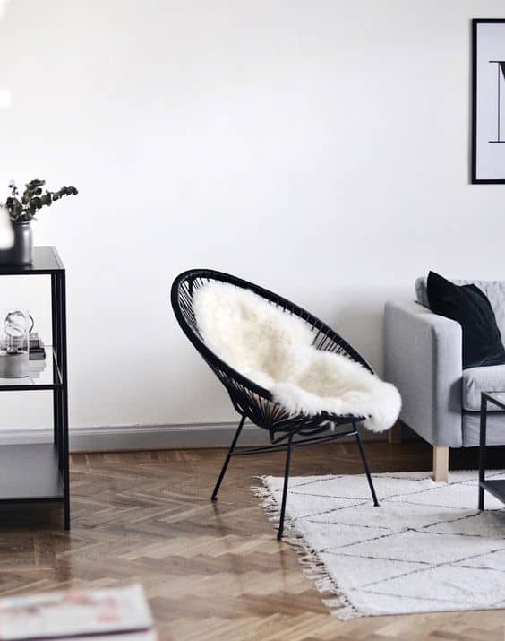 3 sala decorada com cadeira com pelego branco Pinterest