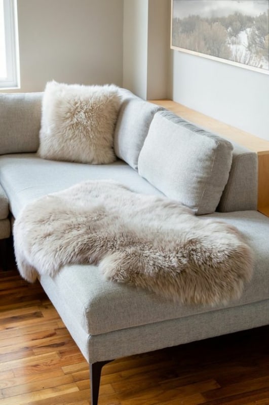 56 sofa com pelego bege Pinterest