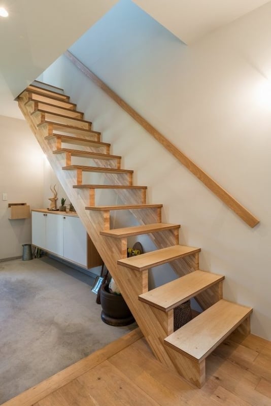 6 escada com corrimao de madeira