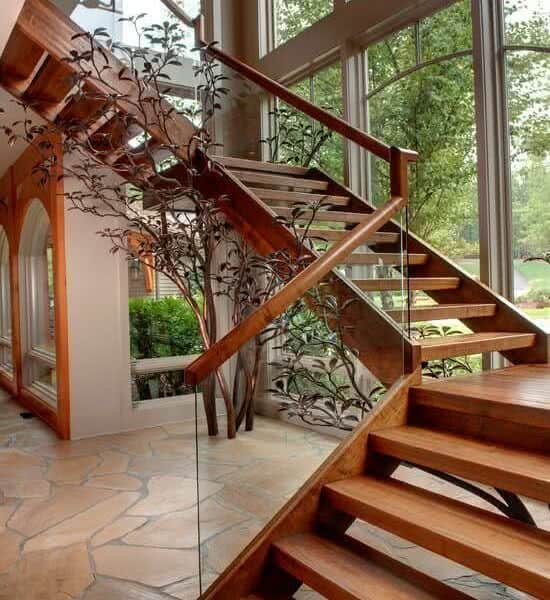 7 escada com guarda corpo de vidro e corrimao de madeira
