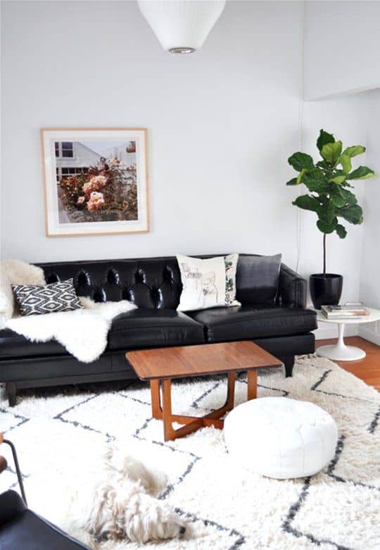 8 sofa de couro preto com pelego branco Pinterest