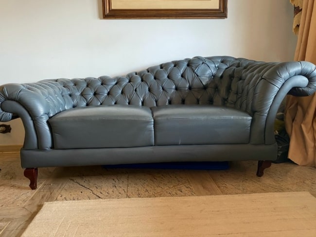 Sofa Capitone de Couro azul