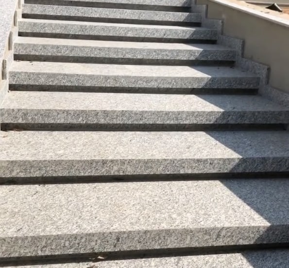 12 escada com granito cinza corumbazinho flameado Miuraquitan Marmore Granitos