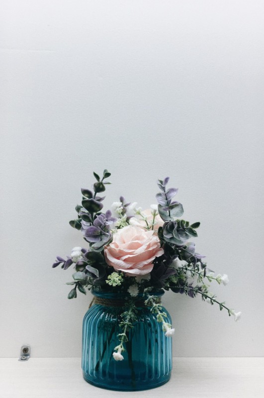 15 arranjo de flores artificiais em vaso de vidro colorido Unsplash