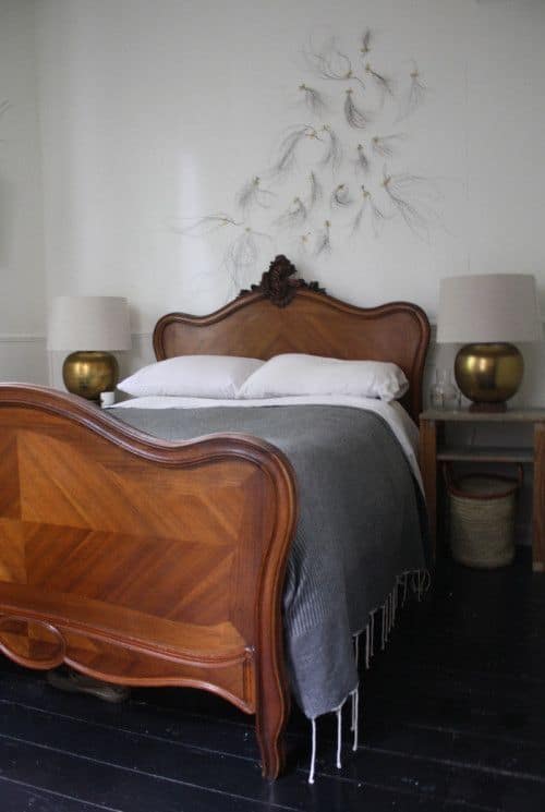 15 quarto de casal com cama vintage de madeira