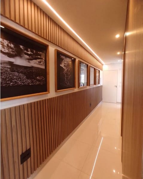 16 corredor moderno com quadros em branco e preto @arqtaynarabressan