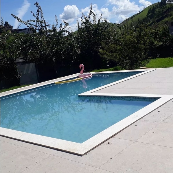 16 piscina com borda de granito flameado branco @rsrochas