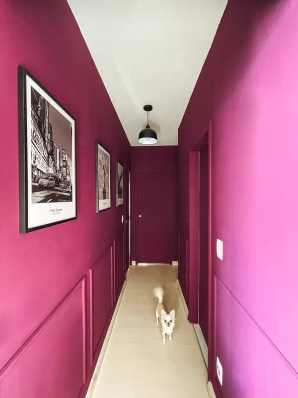 17 corredor com paredes coloridas e quadros em preto e branco Casa Vogue