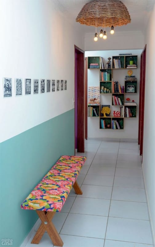 18 corredor decorado com mini quadros Casa Abril