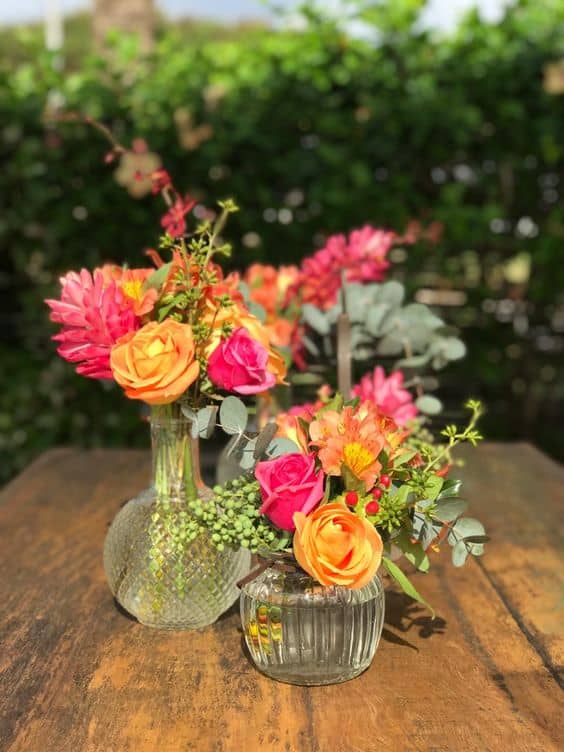 2 arranjos de flores naturais em vasos de vidro Pinterest