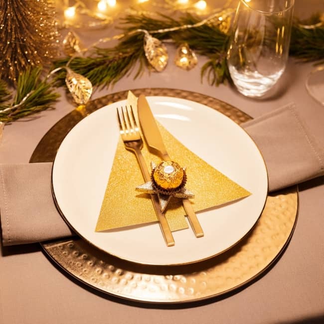 22 decoracao criativa e dourada para ceita de ano novo Ferrero Rocher