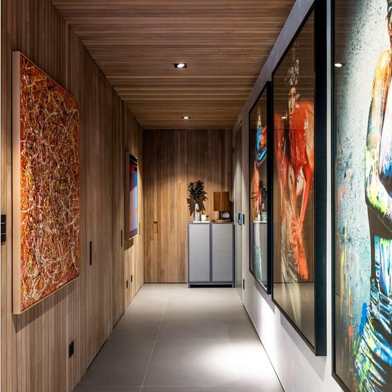 24 corredor decorado com quadros grandes e coloridos @architects mais co