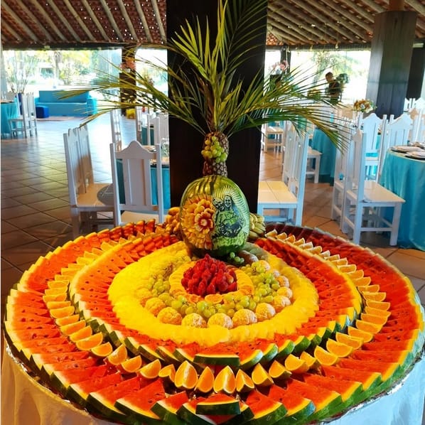 24 mesa redonda de frutas para casamento DecorFruta