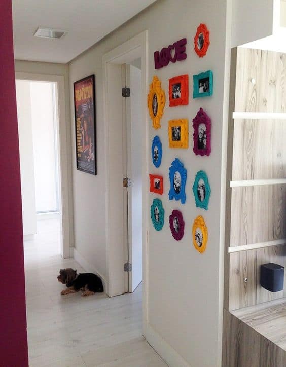 26 corredor pequeno decorado com mini quadros Pinterest