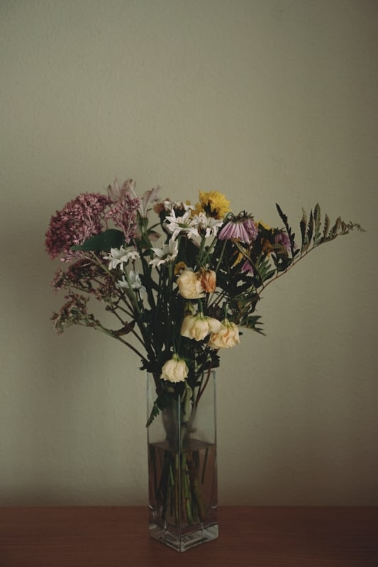 26 vaso de vidro quadrado com flores Unsplash