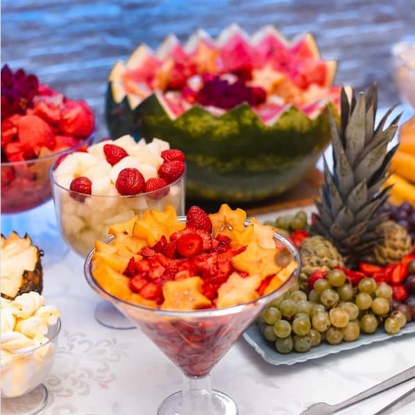 27 mesa com frutas picadas para casamento VILLA LOCAC¸AO E BUFFET