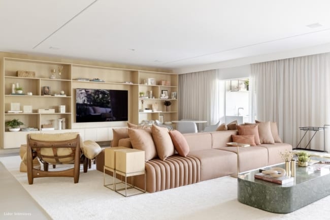 27 sala de TV com sofa moderno rose