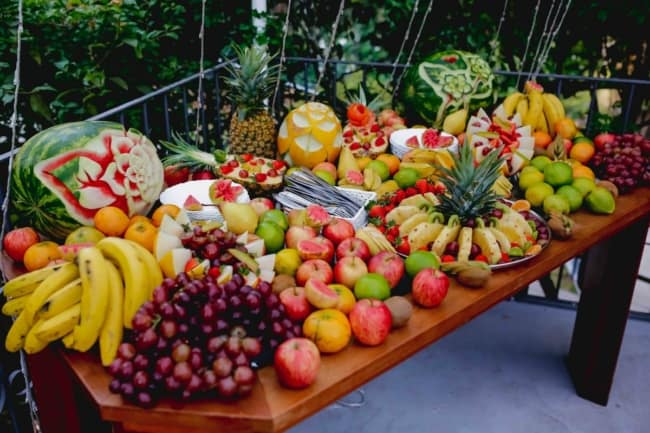28 casamento com mesa de frutas variadas Denis Silveira Fotografia