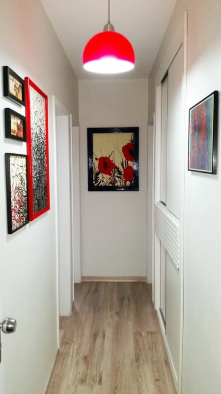 28 corredor pequeno decorado com quadros Homify