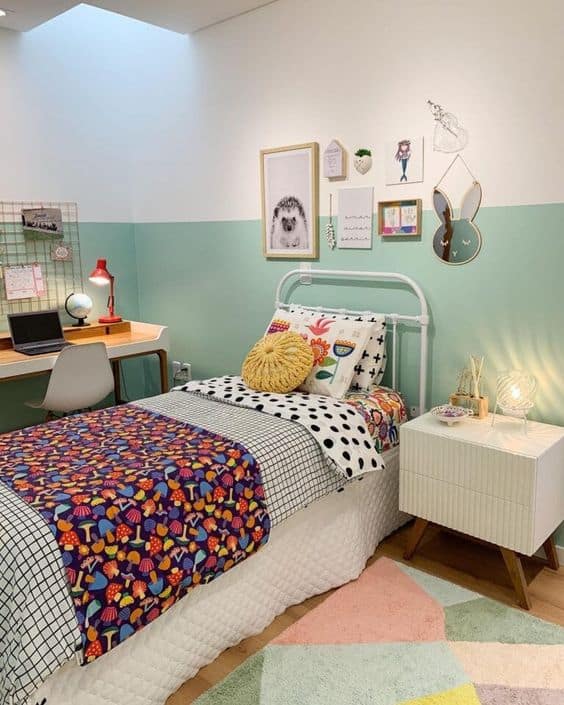 28 quarto infantil com cama de ferro branca