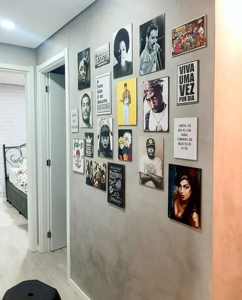 29 corredor pequeno com parede de quadros @apezinho92a