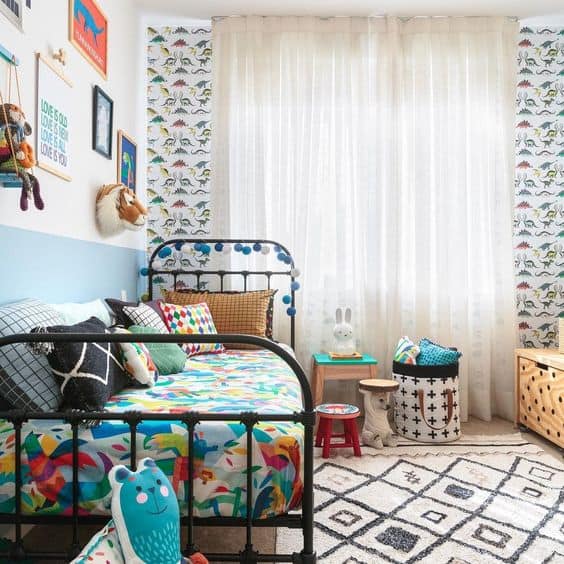 29 quarto infantil decorado com cama de ferro