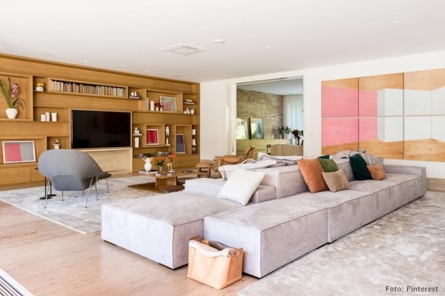 30 sala de TV com sofa cinza moderno