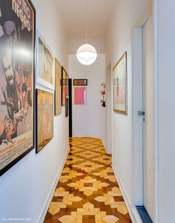 32 corredor estreito decorado com quadros Historias de Casa