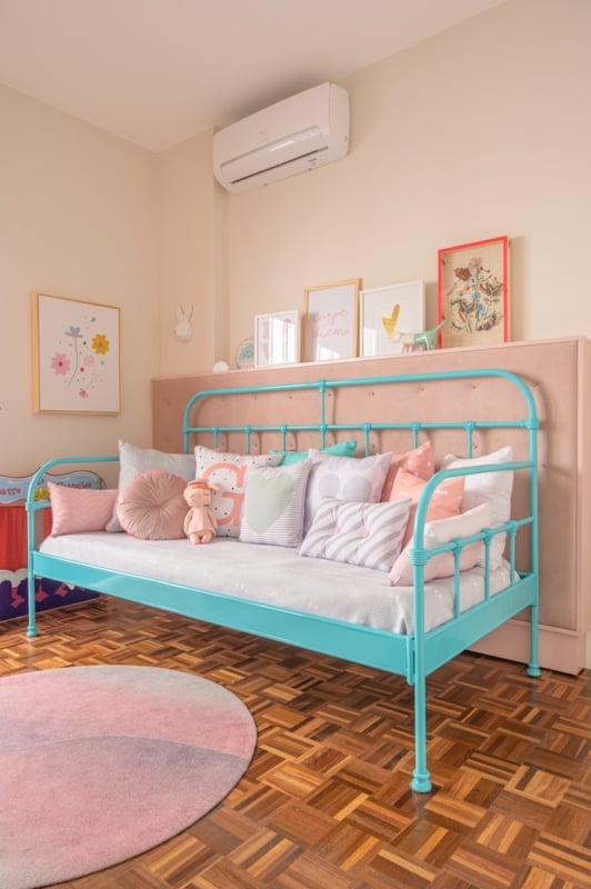 32 quarto infantil de menina com cama de ferro colorida