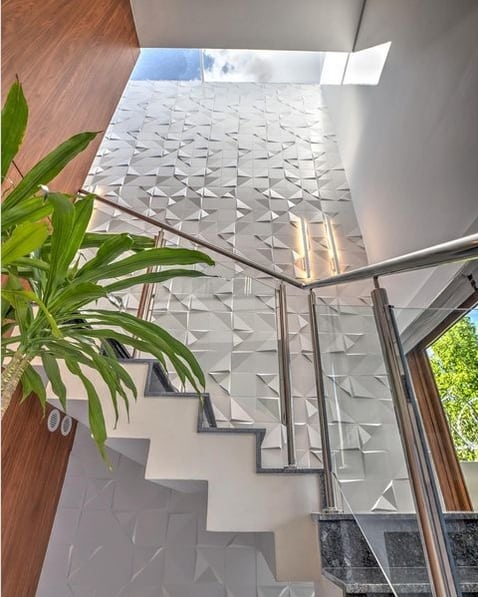33 escada moderna com claraboia Madalena Russi Arquitetura