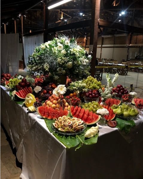 33 mesa de frutas grande para casamento Rosana Santos